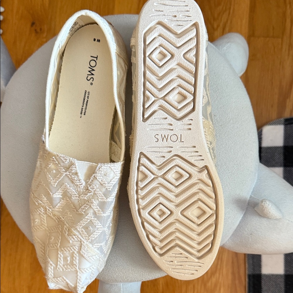 TOMS Women's Beige Patterned Loafers. EUC. Worn once. W8